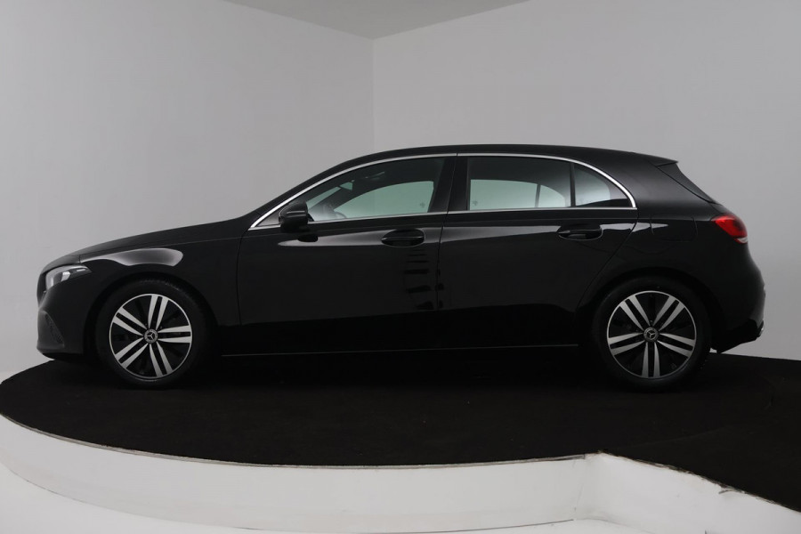 Mercedes-Benz A-Klasse 180 Business Solution Luxury (SFEERVERLICHTING, STOELVERWARMING, 1e EIGENAAR, ACHTERUITRIJCAMERA)