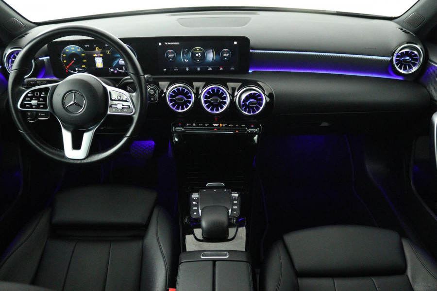 Mercedes-Benz A-Klasse 180 Business Solution Luxury (SFEERVERLICHTING, STOELVERWARMING, 1e EIGENAAR, ACHTERUITRIJCAMERA)