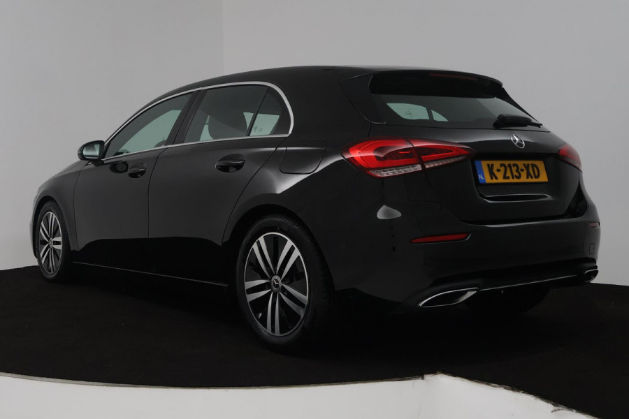 Mercedes-Benz A-Klasse 180 Business Solution Luxury (SFEERVERLICHTING, STOELVERWARMING, 1e EIGENAAR, ACHTERUITRIJCAMERA)