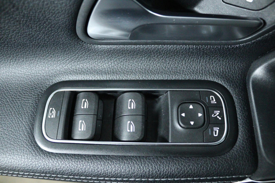 Mercedes-Benz A-Klasse 180 Business Solution Luxury (SFEERVERLICHTING, STOELVERWARMING, 1e EIGENAAR, ACHTERUITRIJCAMERA)