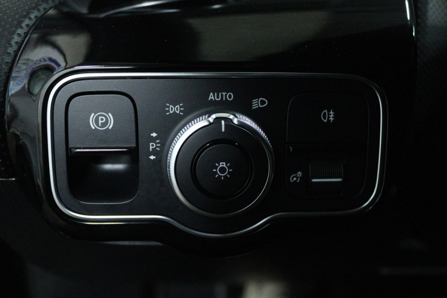 Mercedes-Benz A-Klasse 180 Business Solution Luxury (SFEERVERLICHTING, STOELVERWARMING, 1e EIGENAAR, ACHTERUITRIJCAMERA)