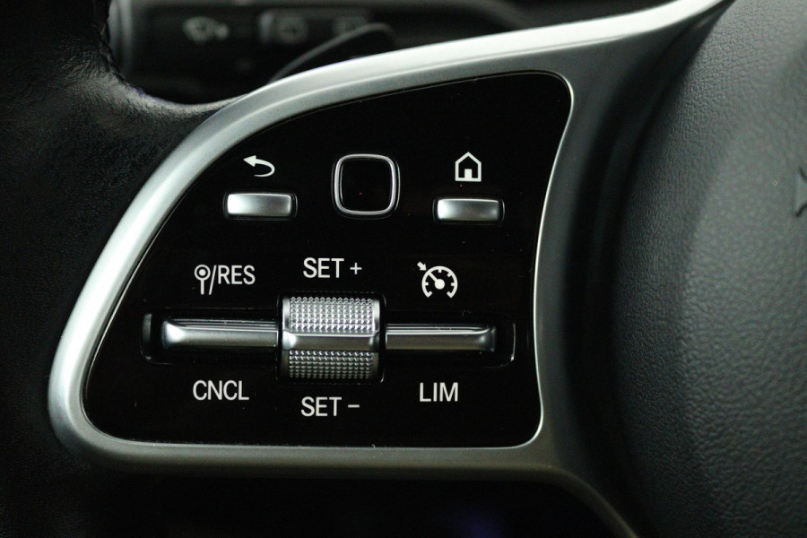 Mercedes-Benz A-Klasse 180 Business Solution Luxury (SFEERVERLICHTING, STOELVERWARMING, 1e EIGENAAR, ACHTERUITRIJCAMERA)