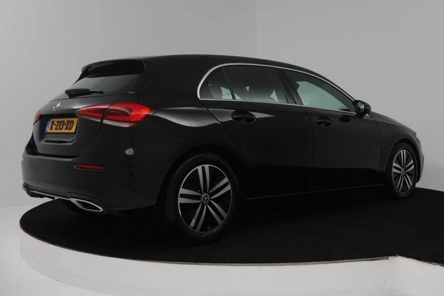 Mercedes-Benz A-Klasse 180 Business Solution Luxury (SFEERVERLICHTING, STOELVERWARMING, 1e EIGENAAR, ACHTERUITRIJCAMERA)