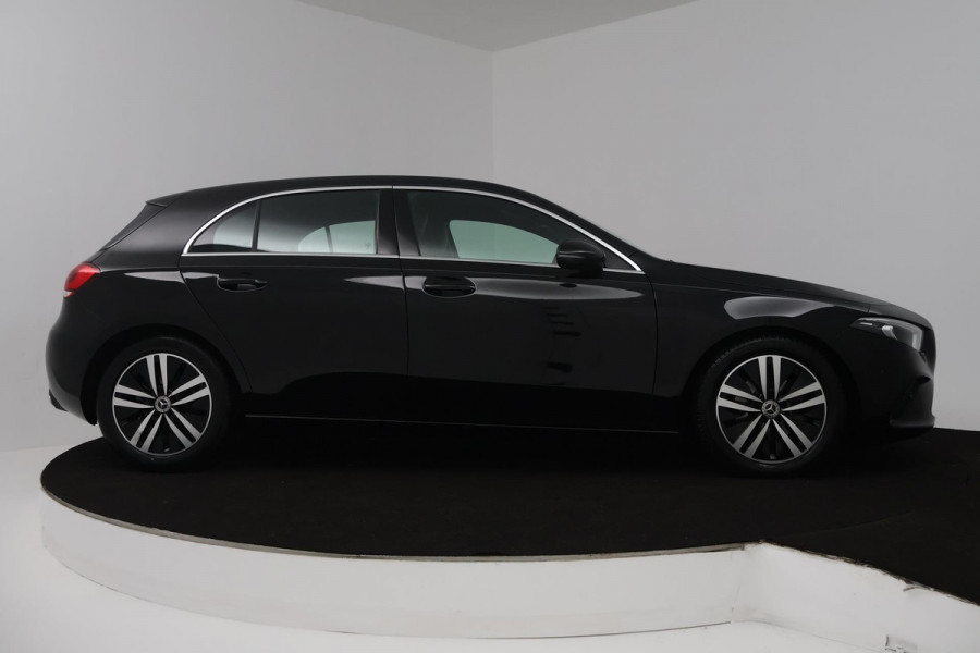 Mercedes-Benz A-Klasse 180 Business Solution Luxury (SFEERVERLICHTING, STOELVERWARMING, 1e EIGENAAR, ACHTERUITRIJCAMERA)