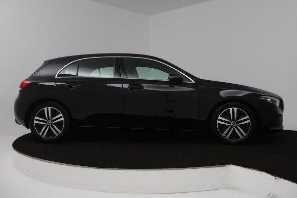 Mercedes-Benz A-Klasse 180 Business Solution Luxury (SFEERVERLICHTING, STOELVERWARMING, 1e EIGENAAR, ACHTERUITRIJCAMERA)