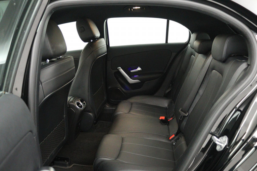 Mercedes-Benz A-Klasse 180 Business Solution Luxury (SFEERVERLICHTING, STOELVERWARMING, 1e EIGENAAR, ACHTERUITRIJCAMERA)