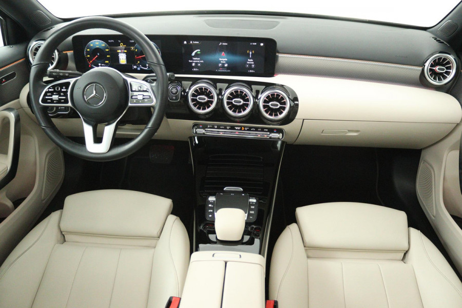 Mercedes-Benz A-Klasse 180 Business Solution Luxury (PANORAMADAK, SFEERVERLICHTING, CAMERA, LEDER, 1e EIGENAAR)