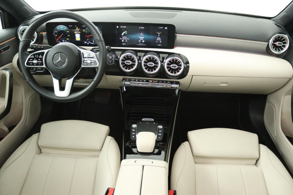 Mercedes-Benz A-Klasse 180 Business Solution Luxury (PANORAMADAK, SFEERVERLICHTING, CAMERA, LEDER, 1e EIGENAAR)