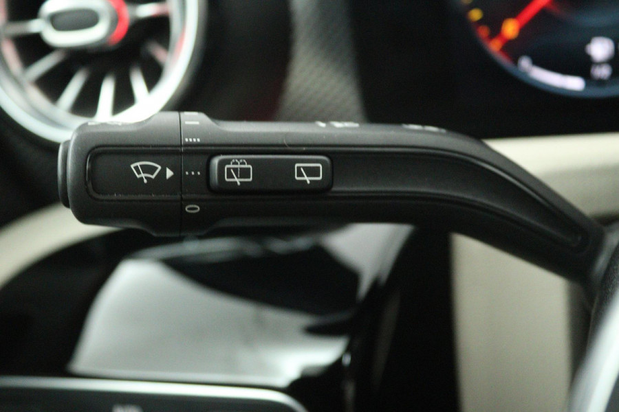 Mercedes-Benz A-Klasse 180 Business Solution Luxury (PANORAMADAK, SFEERVERLICHTING, CAMERA, LEDER, 1e EIGENAAR)