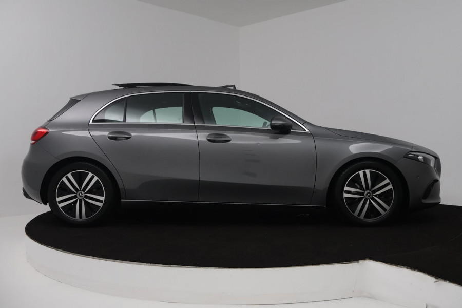Mercedes-Benz A-Klasse 180 Business Solution Luxury (PANORAMADAK, SFEERVERLICHTING, CAMERA, LEDER, 1e EIGENAAR)