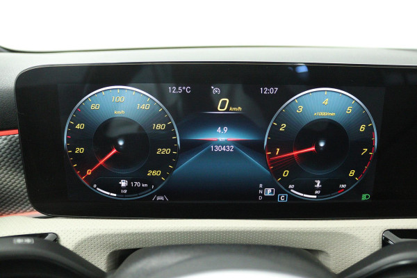 Mercedes-Benz A-Klasse 180 Business Solution Luxury (PANORAMADAK, SFEERVERLICHTING, CAMERA, LEDER, 1e EIGENAAR)