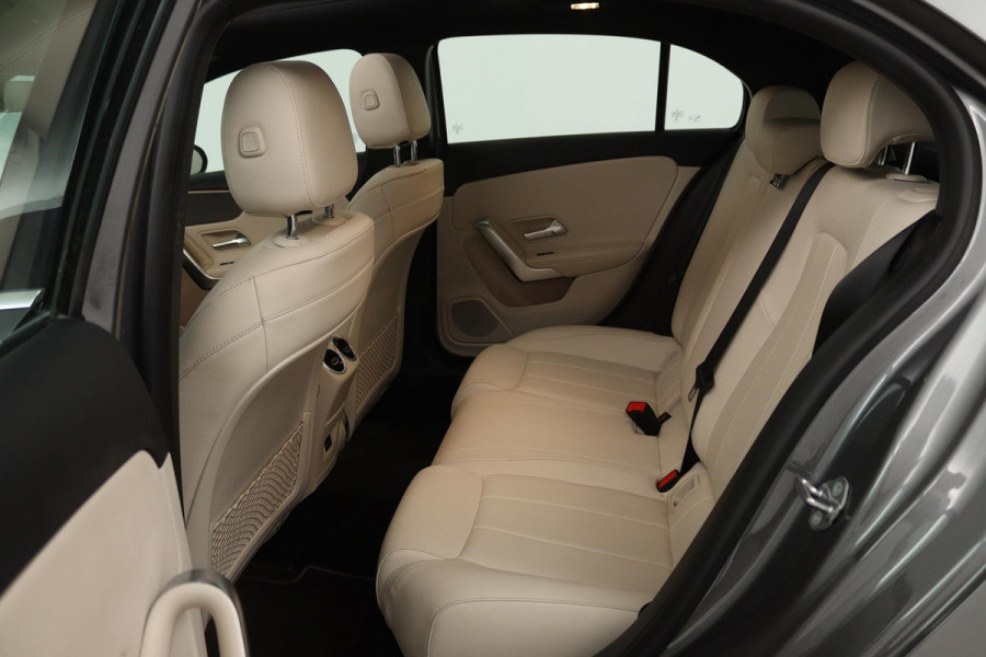 Mercedes-Benz A-Klasse 180 Business Solution Luxury (PANORAMADAK, SFEERVERLICHTING, CAMERA, LEDER, 1e EIGENAAR)