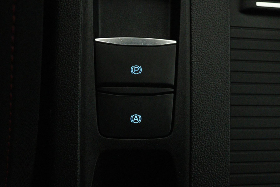 Ford FOCUS Wagon 1.0 EcoBoost ST Line Business (CAMERA, CLIMA, STUUR-/STOELVERWARMING, TREKHAAK AFNEEMBAAR, 1e EIGENAAR)