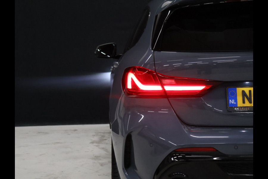 BMW 1-serie M135i xDrive M Sport [SCHUIFKANTELDAK, ADAPTIVE CRUISE CONTROL, APPLE CARPLAY, ANDROID AUTO, HUD, ACHTERUITRIJCAMERA, PDC V+A, STOELVERWARMING, STUURVERWARMING, BMW LED, NIEUWSTAAT]