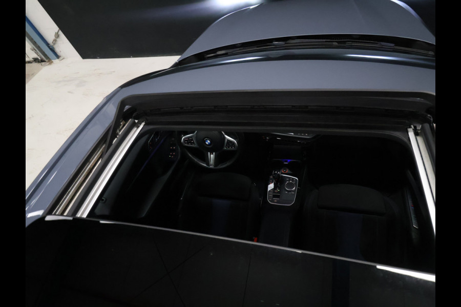 BMW 1-serie M135i xDrive M Sport [SCHUIFKANTELDAK, ADAPTIVE CRUISE CONTROL, APPLE CARPLAY, ANDROID AUTO, HUD, ACHTERUITRIJCAMERA, PDC V+A, STOELVERWARMING, STUURVERWARMING, BMW LED, NIEUWSTAAT]