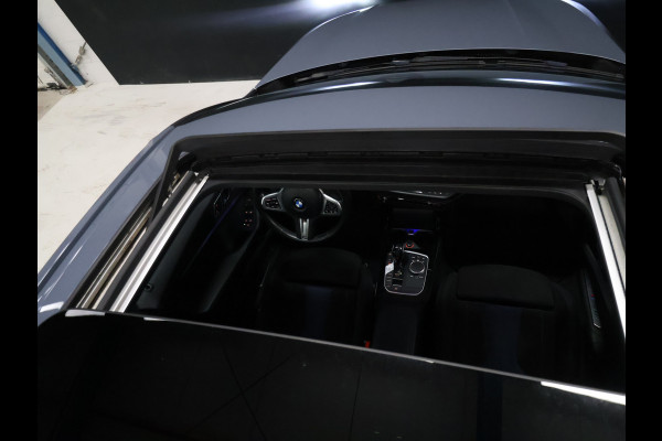 BMW 1-serie M135i xDrive M Sport [SCHUIFKANTELDAK, ADAPTIVE CRUISE CONTROL, APPLE CARPLAY, ANDROID AUTO, HUD, ACHTERUITRIJCAMERA, PDC V+A, STOELVERWARMING, STUURVERWARMING, BMW LED, NIEUWSTAAT]