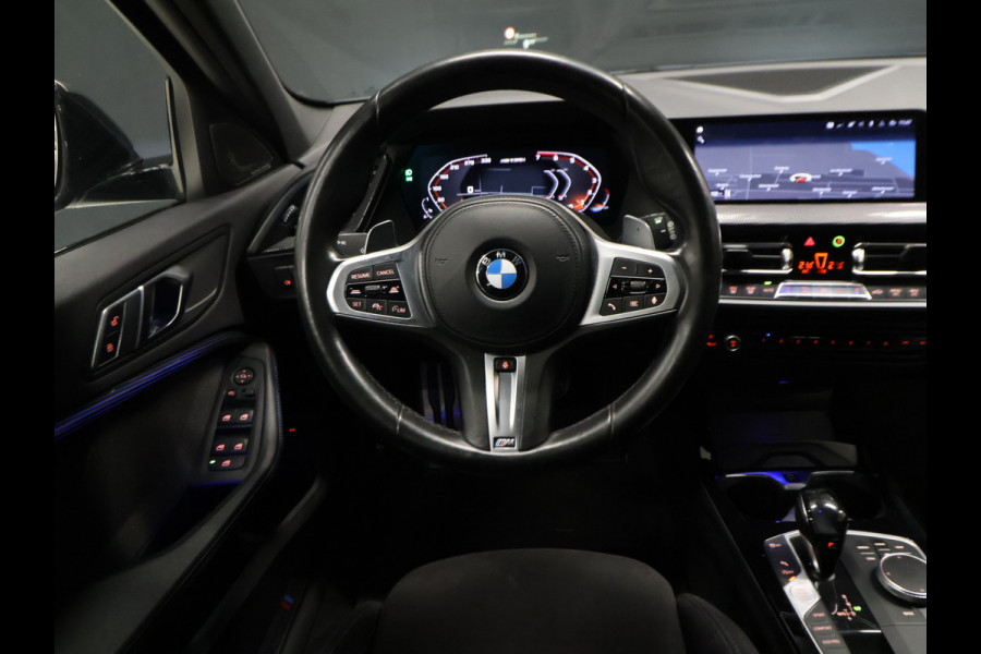 BMW 1-serie M135i xDrive M Sport [SCHUIFKANTELDAK, ADAPTIVE CRUISE CONTROL, APPLE CARPLAY, ANDROID AUTO, HUD, ACHTERUITRIJCAMERA, PDC V+A, STOELVERWARMING, STUURVERWARMING, BMW LED, NIEUWSTAAT]