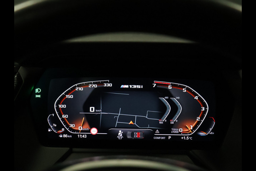 BMW 1-serie M135i xDrive M Sport [SCHUIFKANTELDAK, ADAPTIVE CRUISE CONTROL, APPLE CARPLAY, ANDROID AUTO, HUD, ACHTERUITRIJCAMERA, PDC V+A, STOELVERWARMING, STUURVERWARMING, BMW LED, NIEUWSTAAT]