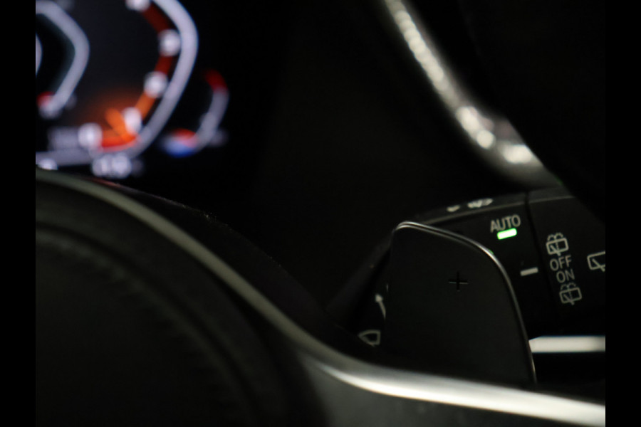 BMW 1-serie M135i xDrive M Sport [SCHUIFKANTELDAK, ADAPTIVE CRUISE CONTROL, APPLE CARPLAY, ANDROID AUTO, HUD, ACHTERUITRIJCAMERA, PDC V+A, STOELVERWARMING, STUURVERWARMING, BMW LED, NIEUWSTAAT]