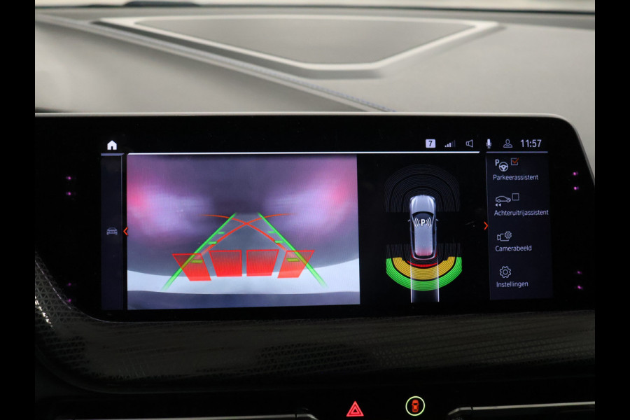 BMW 1-serie M135i xDrive M Sport [SCHUIFKANTELDAK, ADAPTIVE CRUISE CONTROL, APPLE CARPLAY, ANDROID AUTO, HUD, ACHTERUITRIJCAMERA, PDC V+A, STOELVERWARMING, STUURVERWARMING, BMW LED, NIEUWSTAAT]