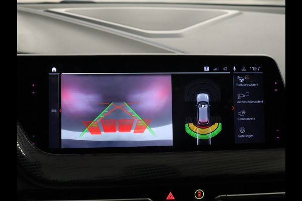 BMW 1-serie M135i xDrive M Sport [SCHUIFKANTELDAK, ADAPTIVE CRUISE CONTROL, APPLE CARPLAY, ANDROID AUTO, HUD, ACHTERUITRIJCAMERA, PDC V+A, STOELVERWARMING, STUURVERWARMING, BMW LED, NIEUWSTAAT]