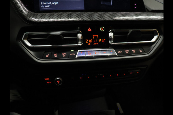 BMW 1-serie M135i xDrive M Sport [SCHUIFKANTELDAK, ADAPTIVE CRUISE CONTROL, APPLE CARPLAY, ANDROID AUTO, HUD, ACHTERUITRIJCAMERA, PDC V+A, STOELVERWARMING, STUURVERWARMING, BMW LED, NIEUWSTAAT]