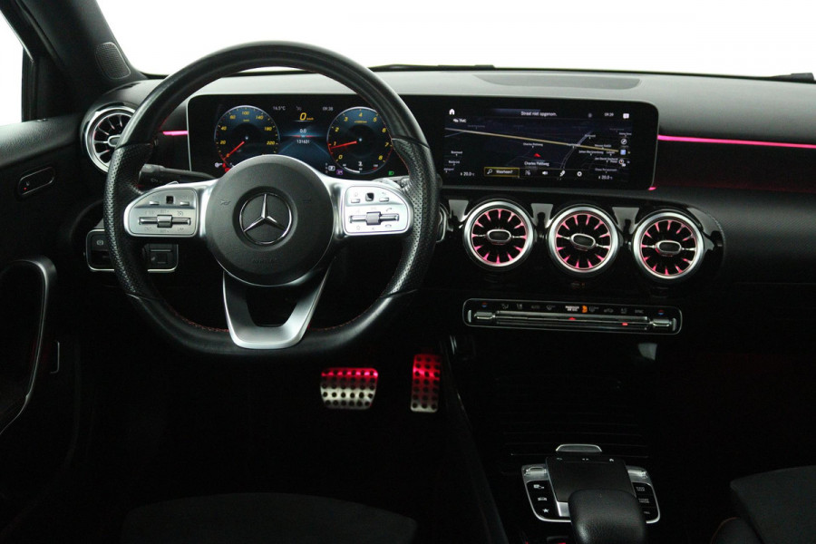 Mercedes-Benz A-Klasse 180 Premium Plus (PANORAMADAK, STOELVERWARMING, SFEERVERLICHTING, CLIMA, CAMERA)