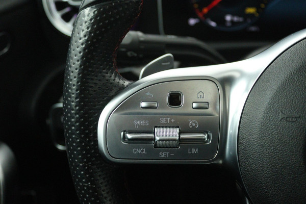 Mercedes-Benz A-Klasse 180 Premium Plus (PANORAMADAK, STOELVERWARMING, SFEERVERLICHTING, CLIMA, CAMERA)