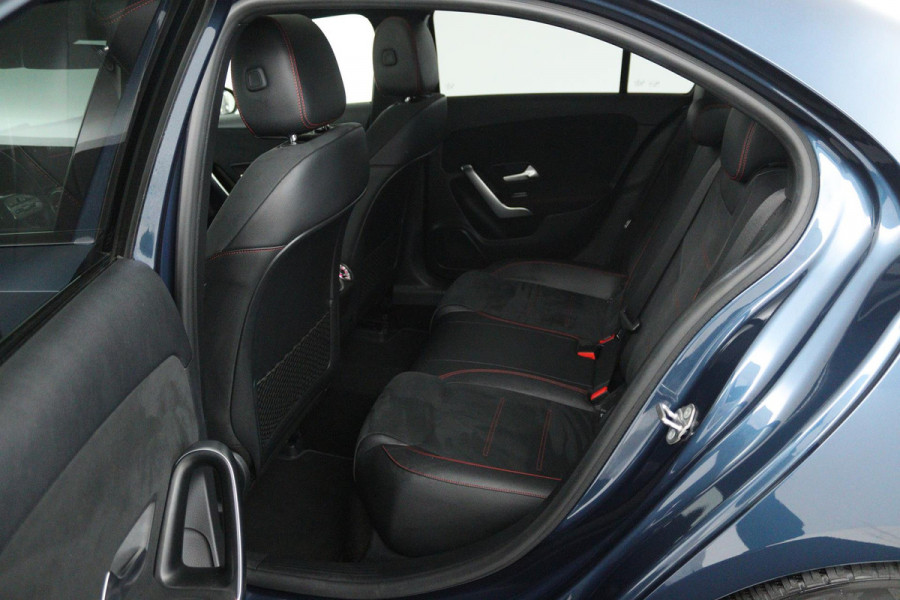 Mercedes-Benz A-Klasse 180 Premium Plus (PANORAMADAK, STOELVERWARMING, SFEERVERLICHTING, CLIMA, CAMERA)