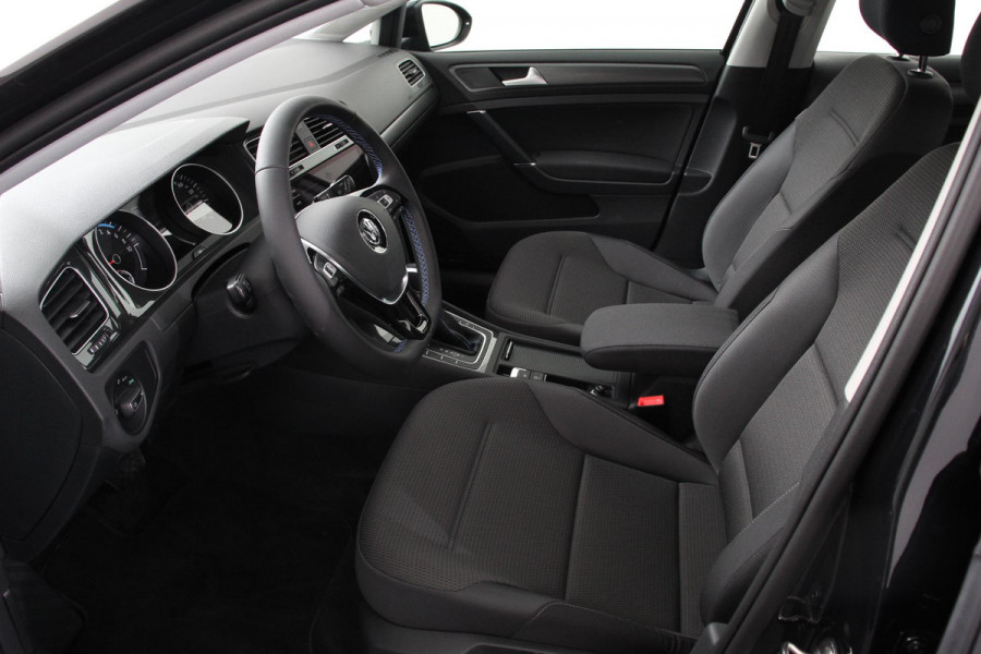 Volkswagen e-Golf | Navigatie | Climate Control | Adaptieve Cruise Control | 17" Velgen |