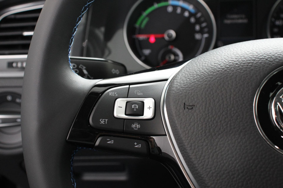 Volkswagen e-Golf | Navigatie | Climate Control | Adaptieve Cruise Control | 17" Velgen |