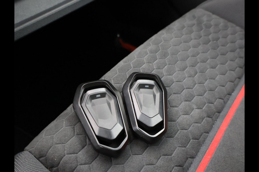 Volkswagen Golf 8 2.0 TSI GTI CLUBSPORT 300 PK MILLTEK | PANORAMA | HARMAN/KARDON | SFEERVERL. | CAMERA