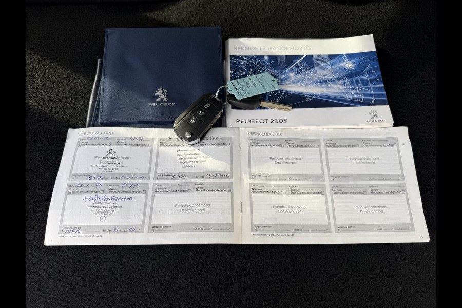 Peugeot 2008 1.2 PureTech Signature Navi,Apple Carplay,Airco,Cruise,Trekhaak,PDC,Distributie riem v.v. 2025,N.A.P,APK tot 03-2027