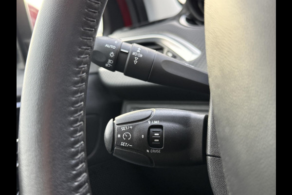 Peugeot 2008 1.2 PureTech Signature Navi,Apple Carplay,Airco,Cruise,Trekhaak,PDC,Distributie riem v.v. 2025,N.A.P,APK tot 03-2027