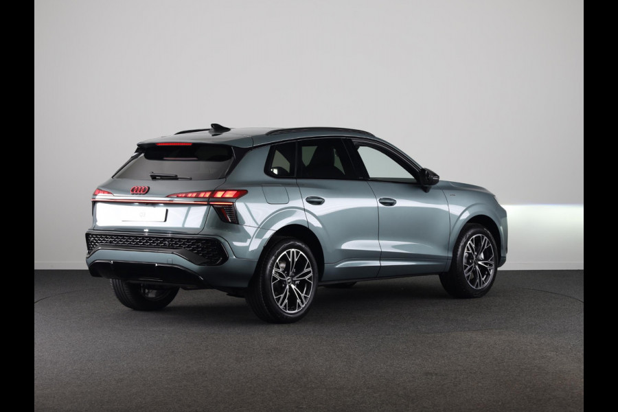 Audi Q3 S edition e-hybrid 200 kW / 272 PK | Techniekpakket plus | Ambiente lichtpakket pro | Privacy glas | Panoramadak| Dodehoek detectie | Leder |