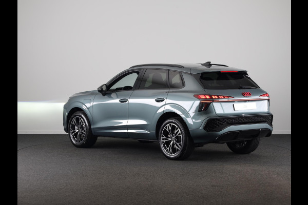 Audi Q3 S edition e-hybrid 200 kW / 272 PK | Techniekpakket plus | Ambiente lichtpakket pro | Privacy glas | Panoramadak| Dodehoek detectie | Leder |