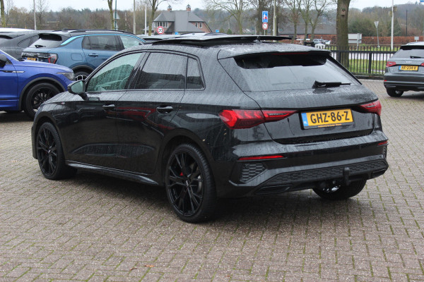 Audi A3 Sportback 45 TFSI e S edition Competition / Trekhaak / Panoramadak / CarPlay / Matrix LED / Keyless / Parkeerhulp V+A / 18'' / Half leder / Navigatie / DAB / Dodehoek / Stoelverwarming / ACC