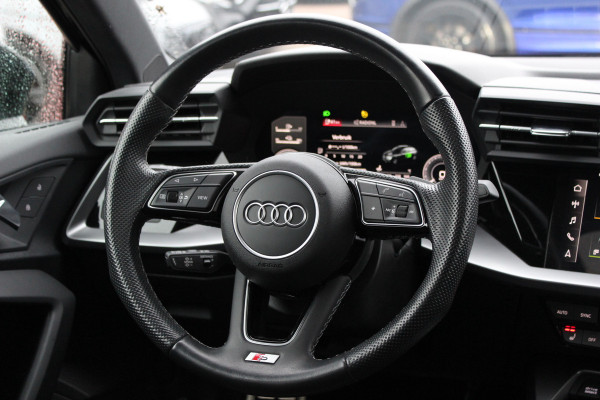 Audi A3 Sportback 45 TFSI e S edition Competition / Trekhaak / Panoramadak / CarPlay / Matrix LED / Keyless / Parkeerhulp V+A / 18'' / Half leder / Navigatie / DAB / Dodehoek / Stoelverwarming / ACC
