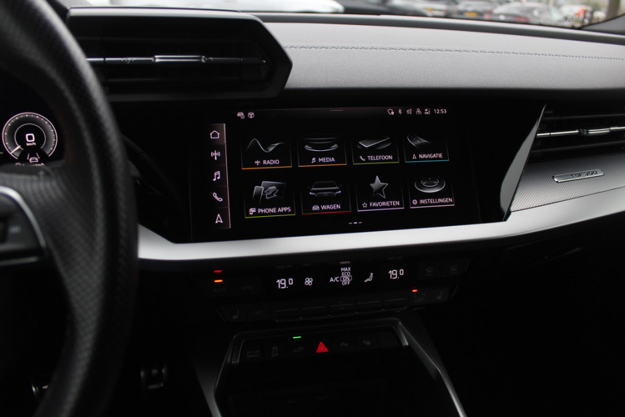 Audi A3 Sportback 45 TFSI e S edition Competition / Trekhaak / Panoramadak / CarPlay / Matrix LED / Keyless / Parkeerhulp V+A / 18'' / Half leder / Navigatie / DAB / Dodehoek / Stoelverwarming / ACC