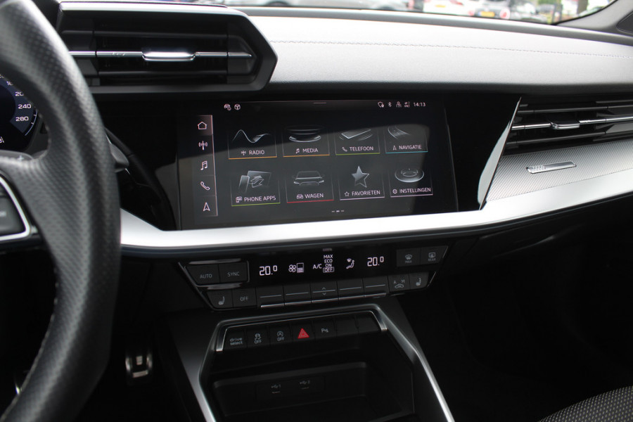 Audi A3 Sportback 45 TFSI e S edition Competition / Trekhaak / Panoramadak / CarPlay / Matrix LED / Keyless / Parkeerhulp V+A / 18'' / Half leder / Navigatie / DAB / Dodehoek / Stoelverwarming / ACC