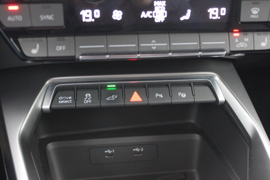 Audi A3 Sportback 45 TFSI e S edition Competition / Trekhaak / Panoramadak / CarPlay / Matrix LED / Keyless / Parkeerhulp V+A / 18'' / Half leder / Navigatie / DAB / Dodehoek / Stoelverwarming / ACC