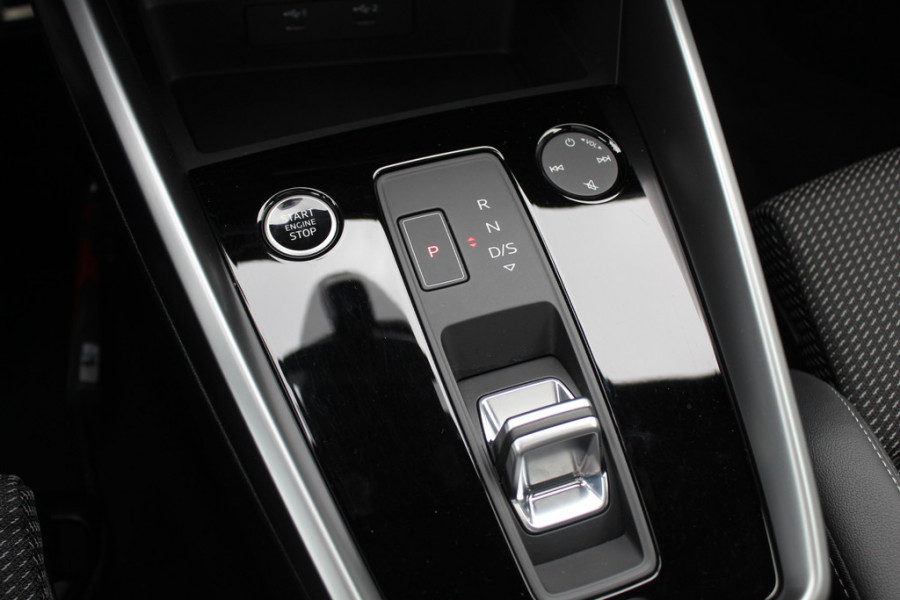 Audi A3 Sportback 45 TFSI e S edition Competition / Trekhaak / Panoramadak / CarPlay / Matrix LED / Keyless / Parkeerhulp V+A / 18'' / Half leder / Navigatie / DAB / Dodehoek / Stoelverwarming / ACC