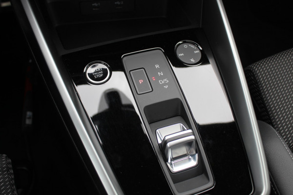 Audi A3 Sportback 45 TFSI e S edition Competition / Trekhaak / Panoramadak / CarPlay / Matrix LED / Keyless / Parkeerhulp V+A / 18'' / Half leder / Navigatie / DAB / Dodehoek / Stoelverwarming / ACC