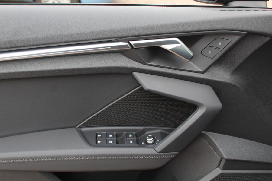 Audi A3 Sportback 45 TFSI e S edition Competition / Trekhaak / Panoramadak / CarPlay / Matrix LED / Keyless / Parkeerhulp V+A / 18'' / Half leder / Navigatie / DAB / Dodehoek / Stoelverwarming / ACC