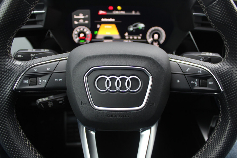 Audi A3 Sportback 45 TFSI e S edition Competition / Trekhaak / Panoramadak / CarPlay / Matrix LED / Keyless / Parkeerhulp V+A / 18'' / Half leder / Navigatie / DAB / Dodehoek / Stoelverwarming / ACC