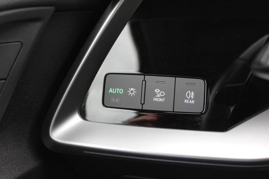 Audi A3 Sportback 45 TFSI e S edition Competition / Trekhaak / Panoramadak / CarPlay / Matrix LED / Keyless / Parkeerhulp V+A / 18'' / Half leder / Navigatie / DAB / Dodehoek / Stoelverwarming / ACC