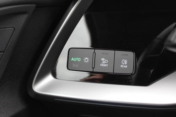 Audi A3 Sportback 45 TFSI e S edition Competition / Trekhaak / Panoramadak / CarPlay / Matrix LED / Keyless / Parkeerhulp V+A / 18'' / Half leder / Navigatie / DAB / Dodehoek / Stoelverwarming / ACC
