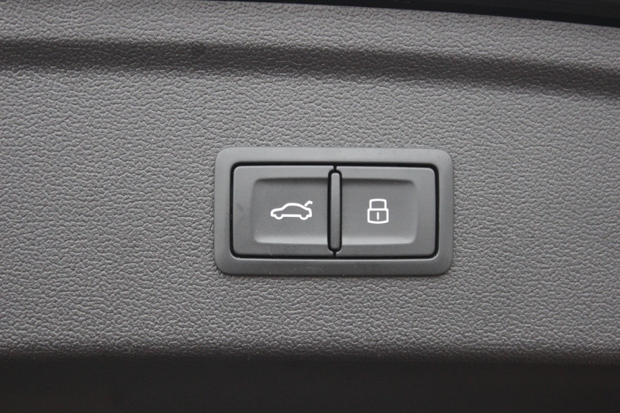 Audi A3 Sportback 45 TFSI e S edition Competition / Trekhaak / Panoramadak / CarPlay / Matrix LED / Keyless / Parkeerhulp V+A / 18'' / Half leder / Navigatie / DAB / Dodehoek / Stoelverwarming / ACC