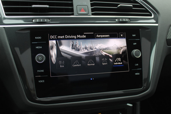 Volkswagen Tiguan 1.5 TSI R-Line Business+ / Trekhaak / Panoramadak / Camera / Leder / 20'' / CarPlay / Virtual Cockpit / Matrix LED / Stoel+Stuurverwarming / Dodehoek / DAB / ACC