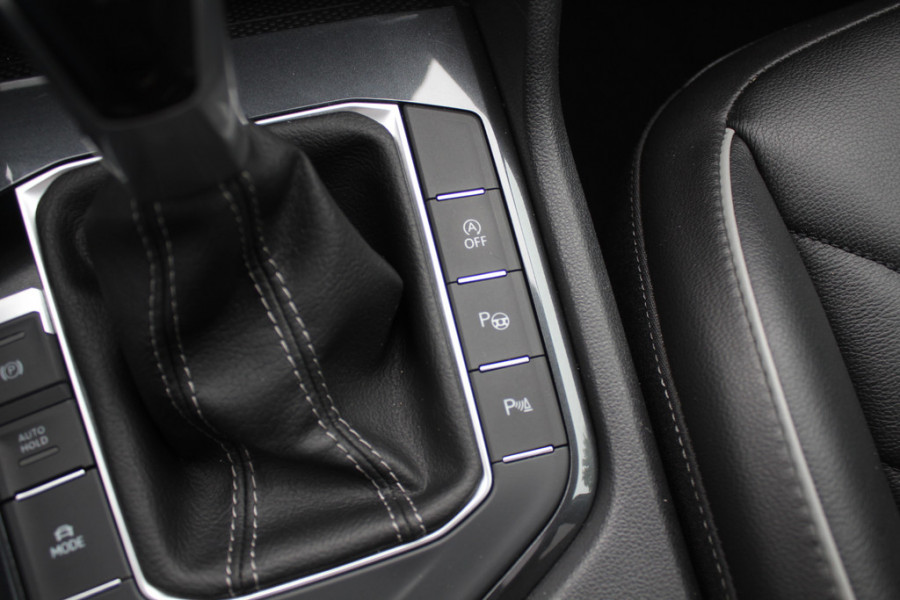 Volkswagen Tiguan 1.5 TSI R-Line Business+ / Trekhaak / Panoramadak / Camera / Leder / 20'' / CarPlay / Virtual Cockpit / Matrix LED / Stoel+Stuurverwarming / Dodehoek / DAB / ACC